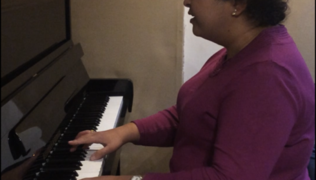 Chanteuse au piano