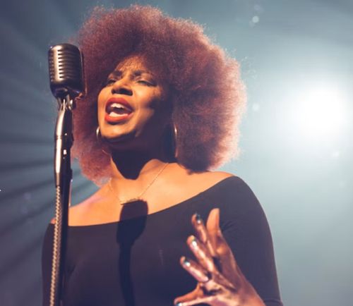 Une chanteuse partage sa passion sur scène